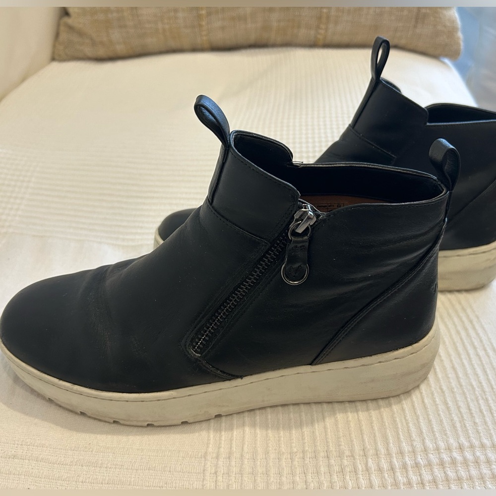 Vionic zip up high tops. Brinkley style size 8.5. Good condition!